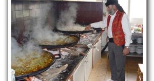 Toni Montoliu fent una paelleta