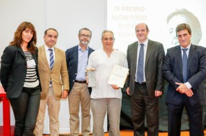 Arantza Benito, Mariano Gómez y Javier Bícarreguí Garay, secretaria, vicepresidente y presidente, respectivamente, del convivium Bilbao-Bizkaia,  Víctor Arroy Martínez Vice-consejero de sanidad